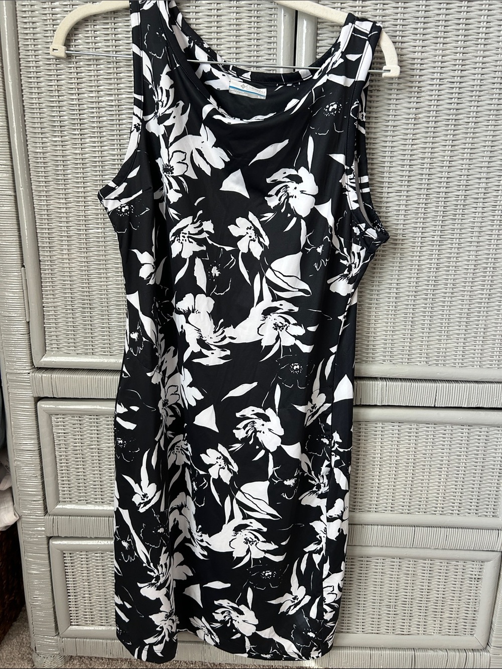 Columbia Sleeveless Black & White Floral Sheath Dress, with pockets!
Never worn.